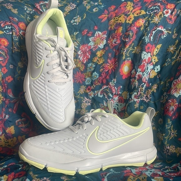 Brand New Nike Golf Shoes Lace Up Sneakers Light Gray & Yellow Traction Modern - Picture 2 of 15